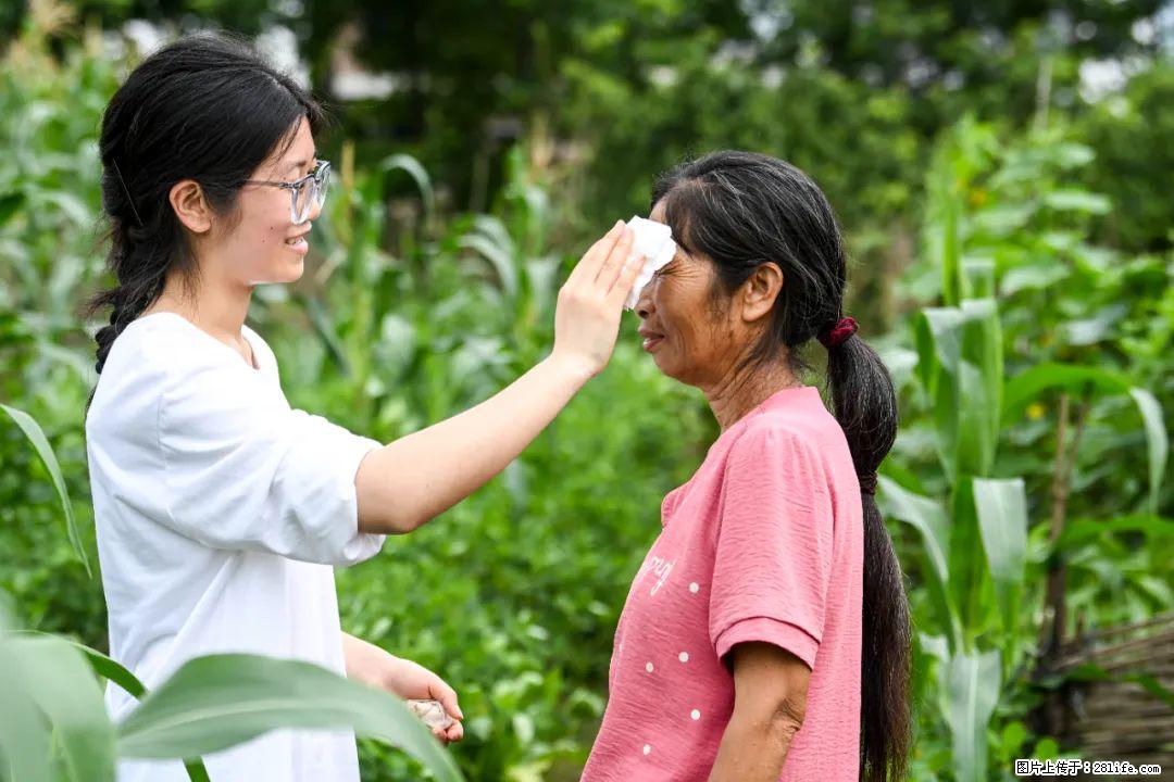 全网追的“扁担女孩”,找了一份暑假工,时薪12元 - 张家界生活资讯 - 张家界28生活网 zjj.28life.com