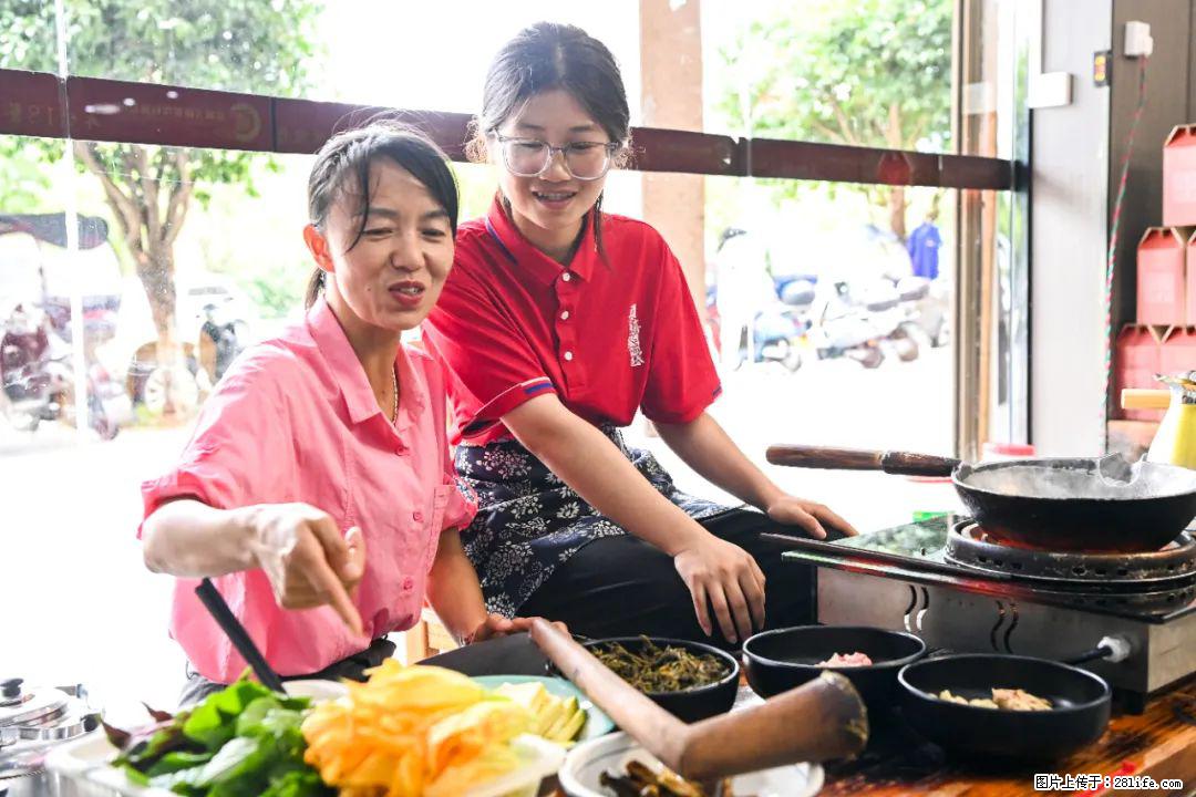 全网追的“扁担女孩”,找了一份暑假工,时薪12元 - 张家界生活资讯 - 张家界28生活网 zjj.28life.com