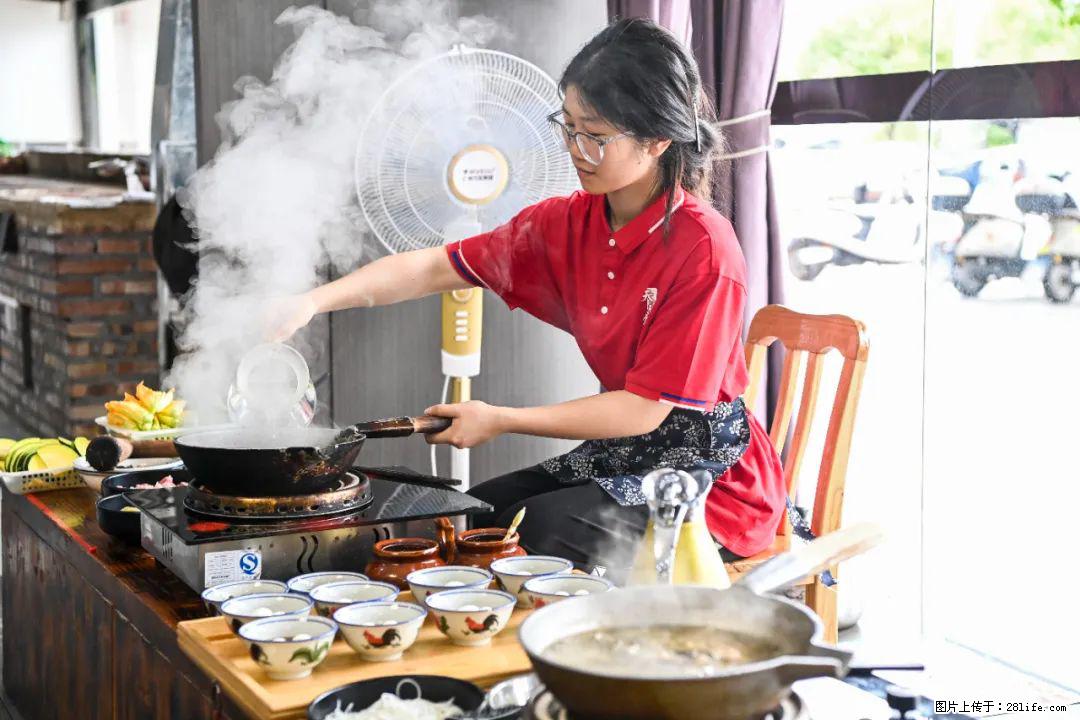 全网追的“扁担女孩”,找了一份暑假工,时薪12元 - 张家界生活资讯 - 张家界28生活网 zjj.28life.com